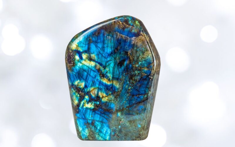 ลาบราดอร์ไลต์ Labradorite เปลี่ยนแปลงจากความมืดสู่แสงสว่าง